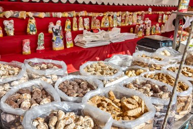 Torbalar dolusu kurabiye ve dekore edilmiş oyuncak bebekler merhumun yıldönümünde sokakta satılığa çıkarıldı. Sicilya geleneği ve folkloru