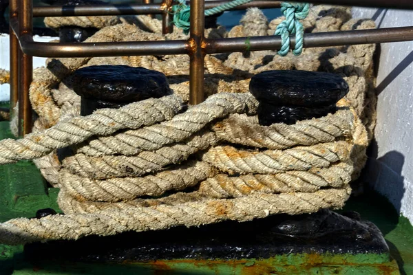 Amarres Con Cuerdas Grandes Para Amarre Barcos Grandes — Foto de Stock