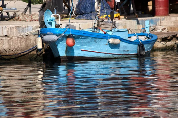 海辺の村の小さな港に係留されていた古いモーターボート — ストック写真