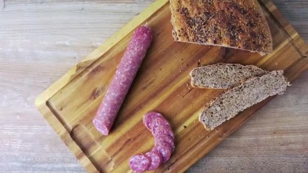 自家製マルチグレーン全粒パンと軽く味付けイタリアの豚肉サラミ — ストック動画