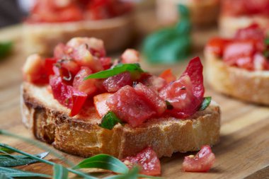 Tost ekmeği, doğranmış domates, sarımsak, fesleğen ve kekik aromalı zeytinyağı, kahvaltı, öğle yemeği veya akşam yemeği için harika.