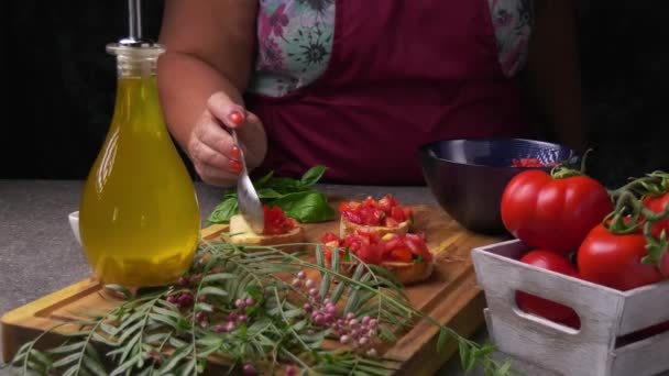 Bruschetta Toasted Bread Chopped Fresh Tomato Olive Oil Flavored Garlic — Vídeo de Stock