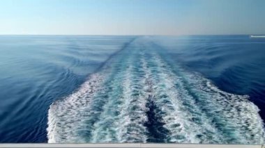 Horizon, dalgalar ve beyaz kalıntı geminin kıç tarafından görülen seyrüsefer sırasında bir gemi tarafından bırakıldı