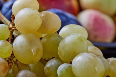 Çok tatlı, olgun beyaz üzümler, yakından çekilmiş.
