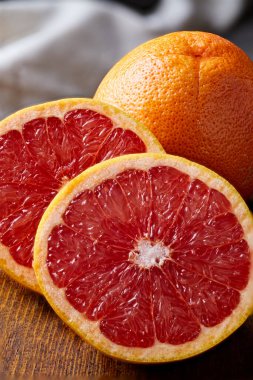 Lezzetli kırmızı greyfurt, taze ve sulu, yakından çekilmiş.