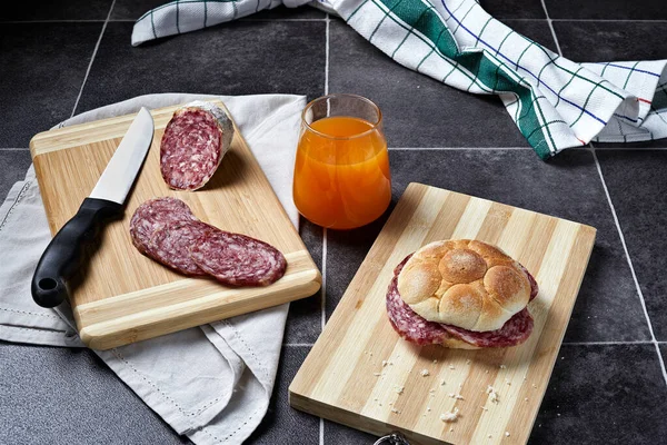 Sandwich Con Salami Vaso Zumo Naranja — Foto de Stock