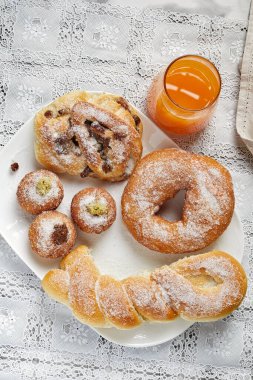 Farklı şekil ve boyutlarda çok yumuşak briçler ayrıca fındık kreması ve fıstıklı krema, şeker ve bir bardak portakal suyu ile kaplı. Sicilya 'daki şampiyonlar gibi kahvaltı. Yukarıdan görüntüle