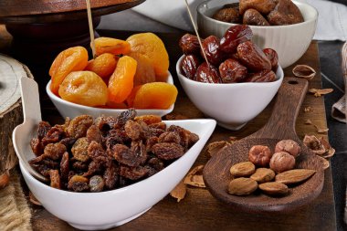 Çeşitli kurutulmuş meyve, badem, fındık, incir, hurma, kayısı, kayısı.