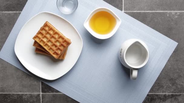 Die Verschiedenen Zubereitungsstufen Die Waffeln Mit Honig Und Sahne Und — Stockvideo