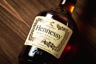 Ternopil, Ukrayna - 29 Nisan 2021: Ahşap bir masada çok özel bir şişe Hennessy konyağı. Konyak şişesini kapat.