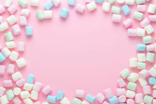 Moldura Feita Marshmallows Marshmallows Fundo Rosa — Fotografia de Stock