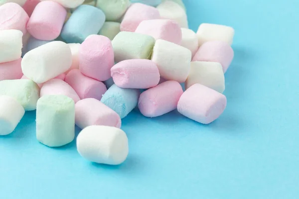 Marshmallows Coloridos Fundo Azul Macio — Fotografia de Stock