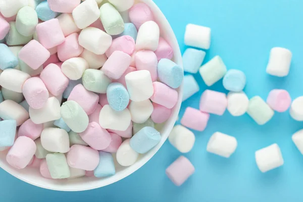 Kleurrijke Marshmallows Een Kom Zachte Blauwe Achtergrond — Stockfoto