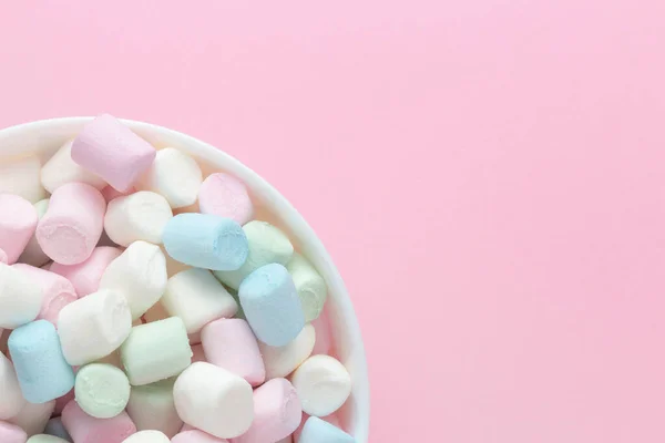 Πολύχρωμα Marshmallows Ένα Μπολ Μαλακό Ροζ Φόντο — Φωτογραφία Αρχείου