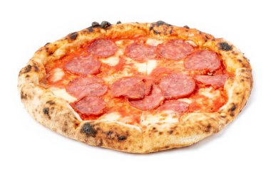 Beyaz arka planda izole edilmiş Pepperoni pizza, salamlı Napoli usulü pizza.