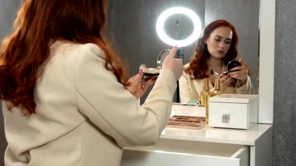 Bela Menina Ruiva Sentada Frente Espelho — Vídeo de Stock