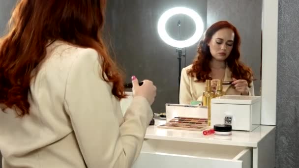 Bela Menina Ruiva Sentada Frente Espelho — Vídeo de Stock