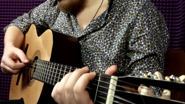 Ένας Άνθρωπος Παίζει Κιθάρα Και Ταξινομεί Μέσα Από Χορδές — Αρχείο Βίντεο
