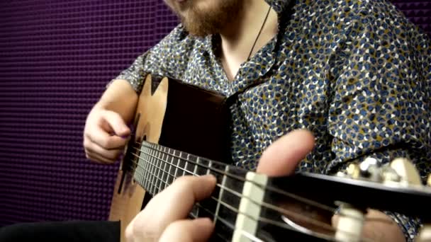 Ένας Άνθρωπος Παίζει Κιθάρα Και Ταξινομεί Μέσα Από Χορδές — Αρχείο Βίντεο