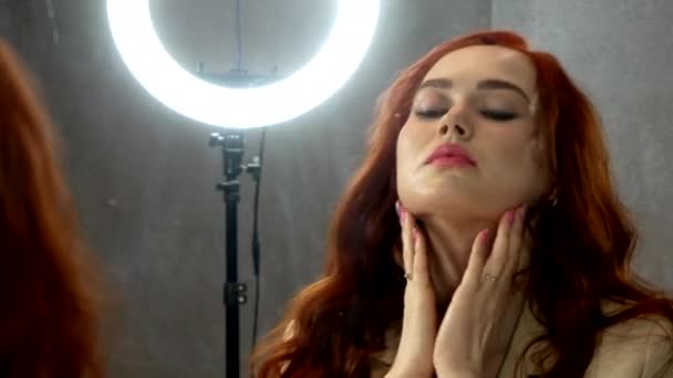 Beautiful Red Girl Look Mirror Sends Air Kiss — Vídeos de Stock