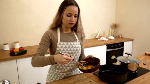 Krásná Dívka Kuchyni Vaření Snídaně — Stock video