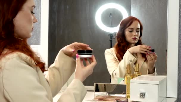 美丽的红头发姑娘坐在镜子前 — 图库视频影像