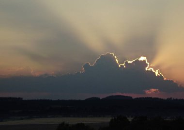 Koyu mavi yaz akşamı gökyüzü peri ejderhası şeklinde bulutlarla süslenmiş..