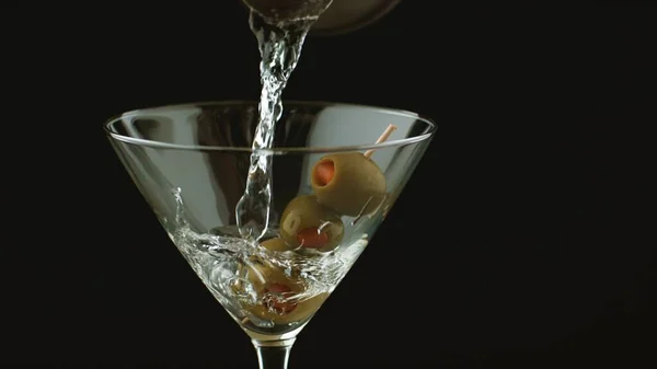 siyah arkaplan cam su içeceği zeytin