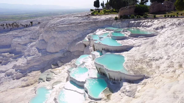 Kayalıklar yüksek basamaklar