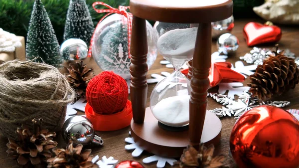 Yılbaşı kum saati masada.