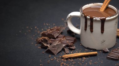Bir fincan kahve ve çikolata.