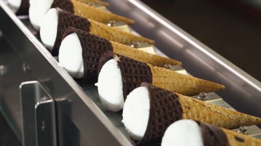 Bir bardak dondurmada dondurma.