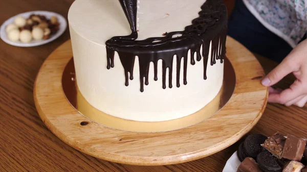 Tabakta bir parça kek