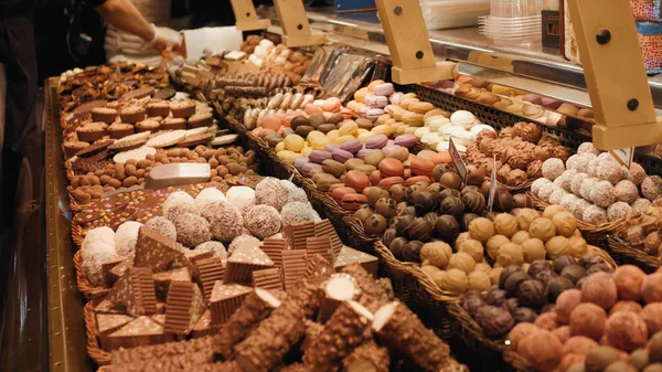 Tezgahta bir sürü farklı tatlı var.