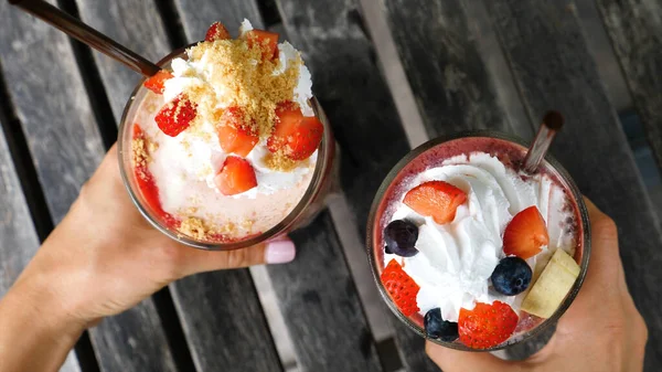 İki meyve kokteyli.