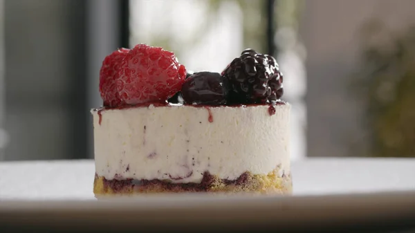 Tabakta bir parça kek