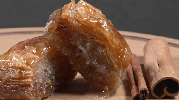 Tarçın tüplü bir tabakta baklava