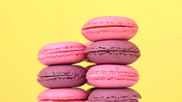 Sarı arka planda pembe badem kurabiyeleri