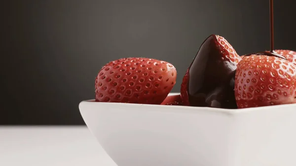 Çikolatalı bir kasede çilek.