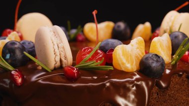 Çikolata ve dutlu renkli çörekler.