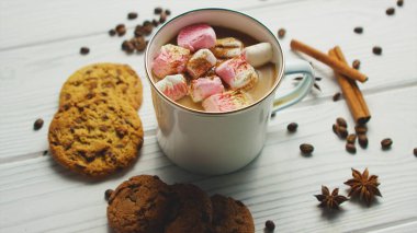 Şekerlemeli kurabiye ve kupa.