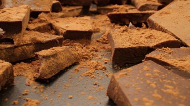 Fındıklı küçük çikolatalı pasta.