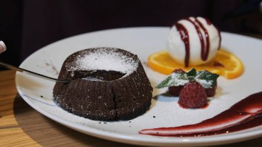 Meyve tatlı bir plaka üzerinde