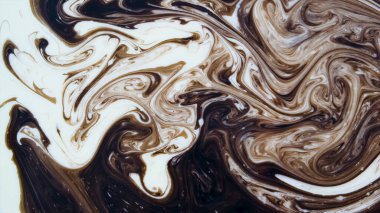 Erimiş çikolatadaki süt lekeleri