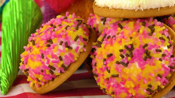 色彩艳丽的甜甜圈 带有巧克力和浆果 — 图库照片