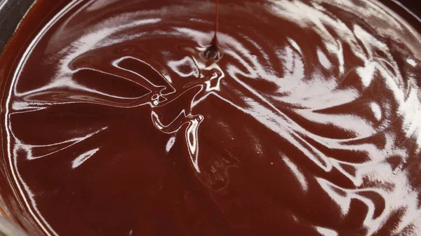 Bir kasede erimiş çikolata.