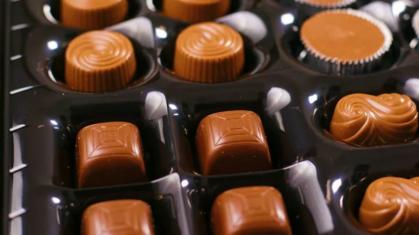 Farklı şekil ve renklerde çikolatalı şekerler.