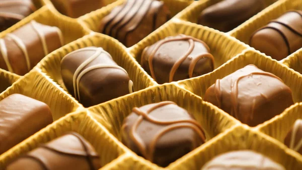 Farklı şekil ve renkte çikolatalar.