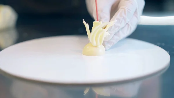 Süslü beyaz tatlı.