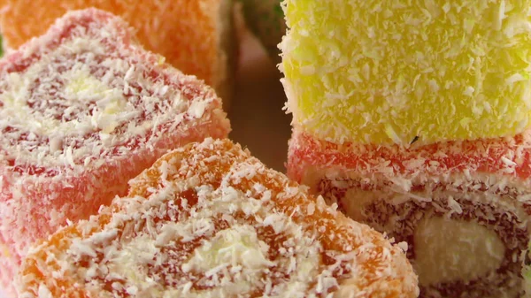 Renkli marmelatlar serpiştirilmiş